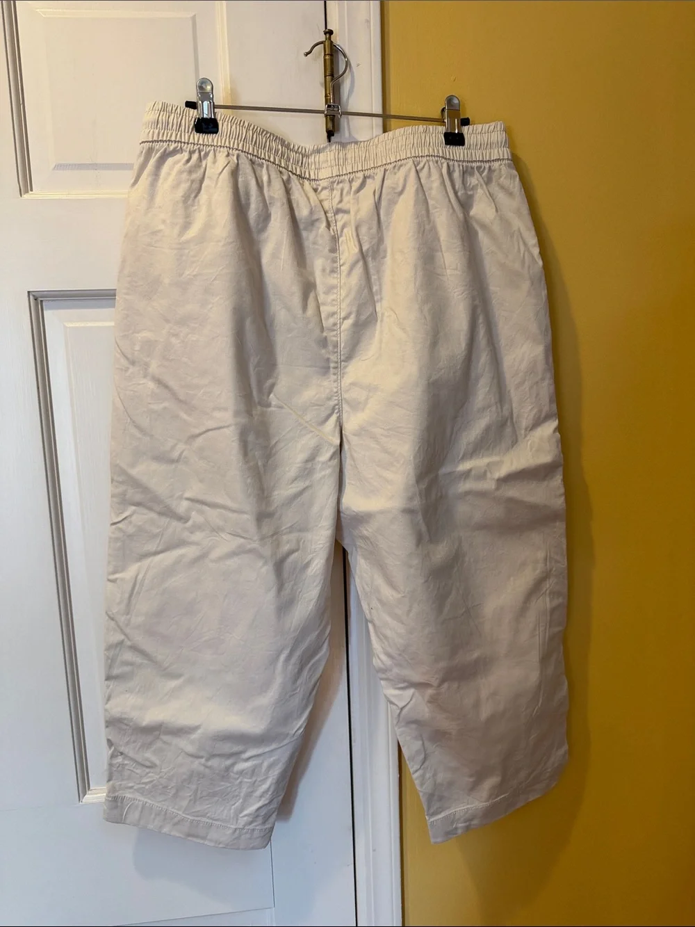 Women’s Croft and Barrow beige crop Pants petite medium